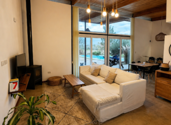 VENTA CASA DE DOS DORMITORIOS Y PILETA EN JOAQUIN GORINA