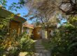 CASA DE TRES DORMITORIOS Y JARDIN EN ALQUILER EN LA PLATA