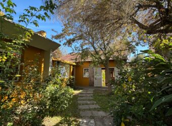 CASA DE TRES DORMITORIOS Y JARDIN EN ALQUILER EN LA PLATA
